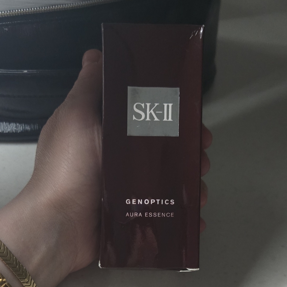 SK-II GenOptics Aura Essence - Deep Burgundy Packaging Genopitcs